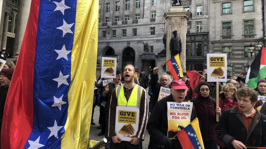 Un grupo de los británicos se congregan ante el Banco de Inglaterra (BoE) para protestar contra el embargo del oro de Venezuela, 7 de febrero de 2019.
