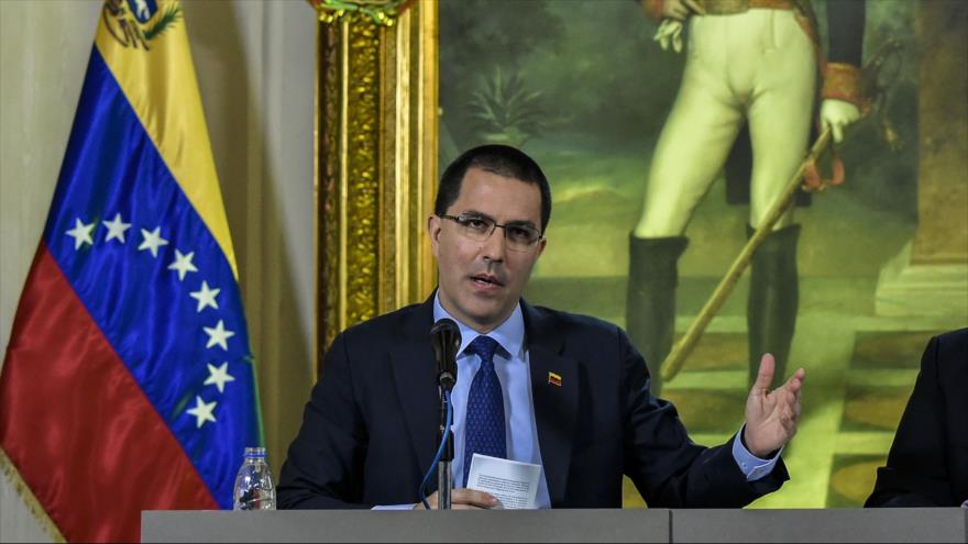 El canciller de Venezuela, Jorge Arreaza (izda.), ofrece una rueda de prensa en Caracas, la capital venezolana, 28 de enero de 2019. (Foto: AFP)
