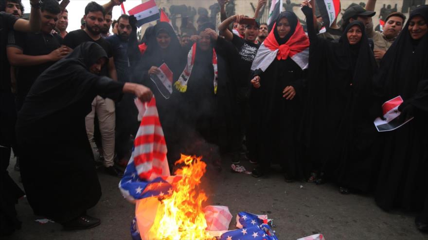 Sirios queman banderas de EEUU y Francia y exigen su retirada | HISPANTV