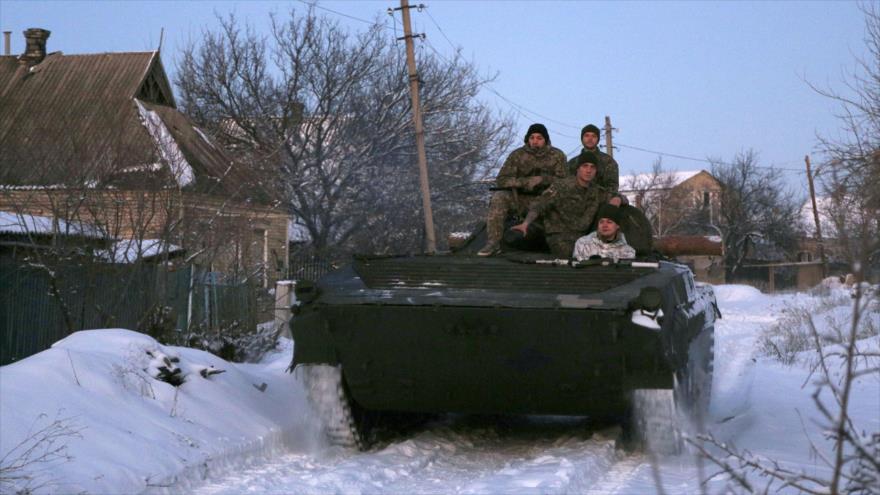 Uniformados ucranianos montados sobre un vehículo blindado en localidad de Mariinka, Donetsk, Ucrania, 18 de enero de 2019. (Foto: AFP)