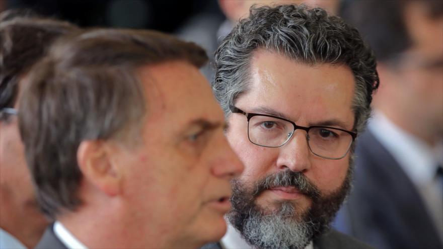 El presidente de Brasil, Jair Bolsonaro (izq.), y el canciller Ernesto Araújo en Brasilia, 1 de enero de 2019. (Foto: AFP)