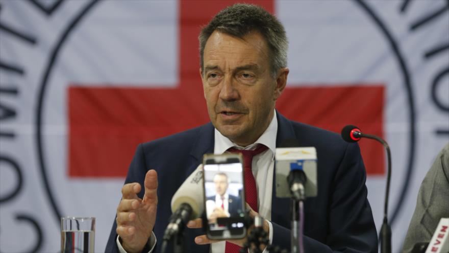 El presidente del Comité Internacional de la Cruz Roja (CICR), Peter Maurer, en una visita a Rajine (Myanmar), 29 de junio de 2018. (Foto: AFP)