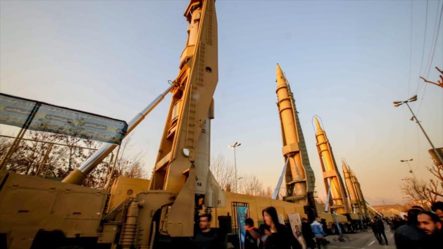 Misiles iranÃ­es presentados en una exposiciÃ³n militar de las Fuerzas Armadas del paÃ­s persa en TeherÃ¡n, la capital.