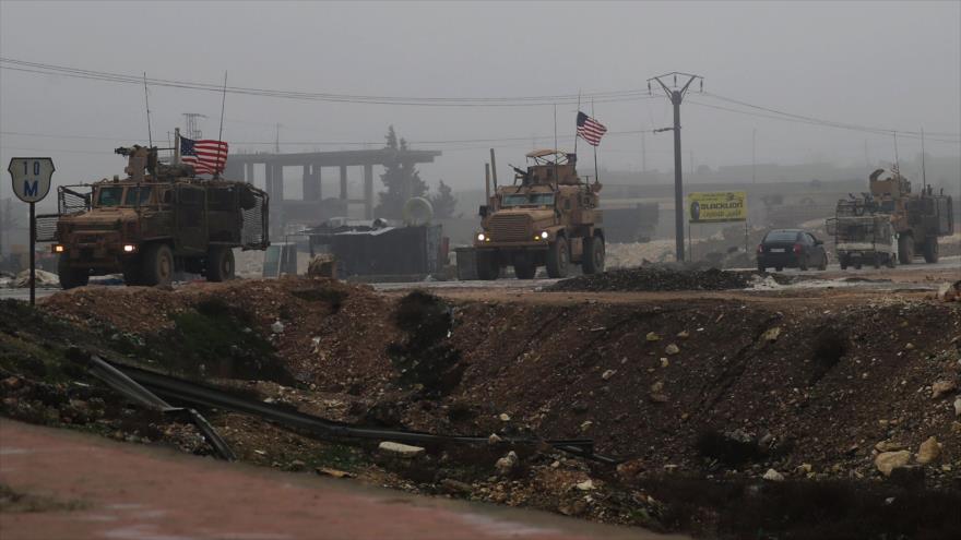 Vehículos militares estadounidenses en la ciudad de Manbij, en el norte de Siria, 30 de diciembre de 2018. (Foto: AFP)
