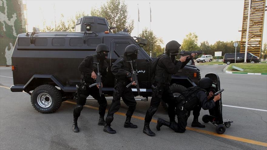 Unidades especiales de la Policía de Irán participan en una maniobra militar en Teherán, la capital persa.