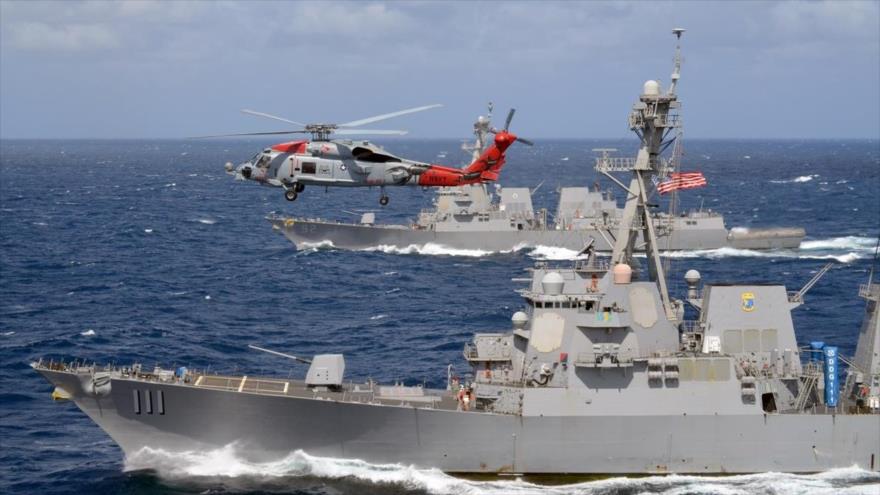 El helicóptero MH-60R Seahawk vuela sobre los destructores USS Spruance y USS Momsen en una maniobra de la Armada de EE.UU.