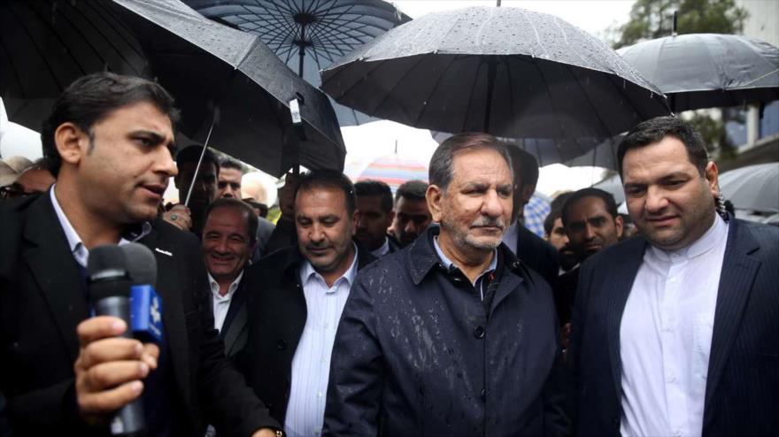 El vicepresidente primero iraní, Eshaq Yahanguiri (2.º dcha.), en marchas por el aniversario de la Revolución Islámica, Shiraz, 11 de febrero de 2019. (Foto: IRNA)