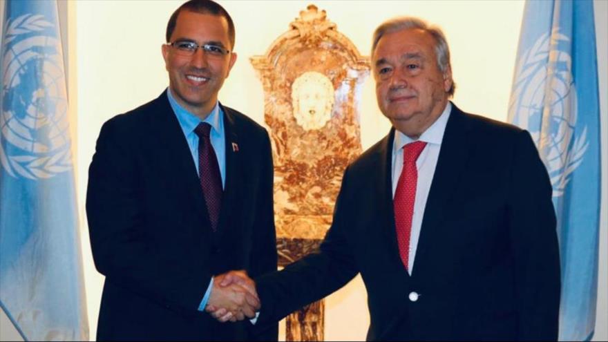 El canciller de Venezuela, Jorge Arreaza (izq.), y el secretario general de la ONU, António Guterres, Nueva York, EE.UU., 11 de febrero de 2019.