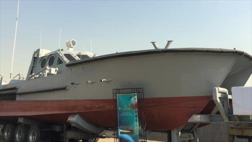 Irán exhibe una embarcación lanzatorpedos de fabricación nacional en la Exposición Nacional de Eqtedar-e 40 en Teherán, 12 de febrero de 2019.