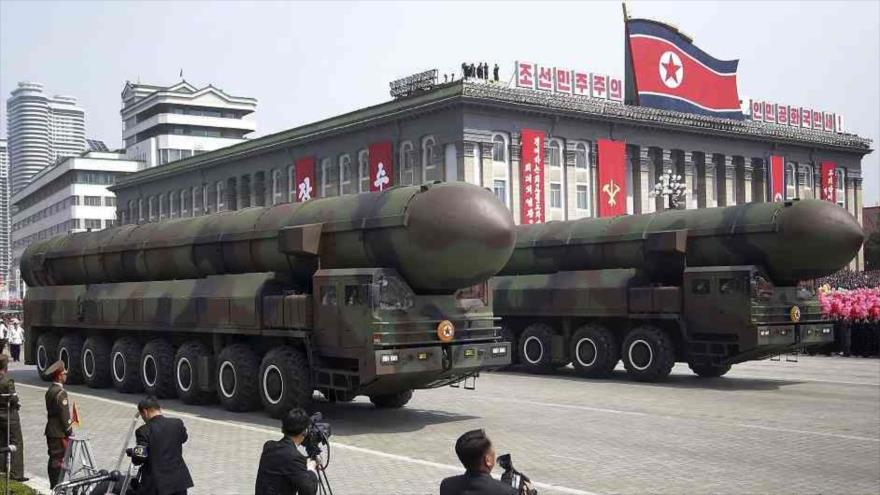Dos plataformas de lanzamiento de misiles balísticos norcoreanos con capacidad de cargas ojiva nuclear en una marcha militar en Pyongyang.