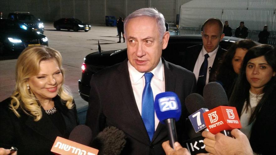 El premier de Israel, Benjamín Netanyahu, habla a la prensa antes de partir hacia Varsovia, Polonia, 12 de febrero de 2019.