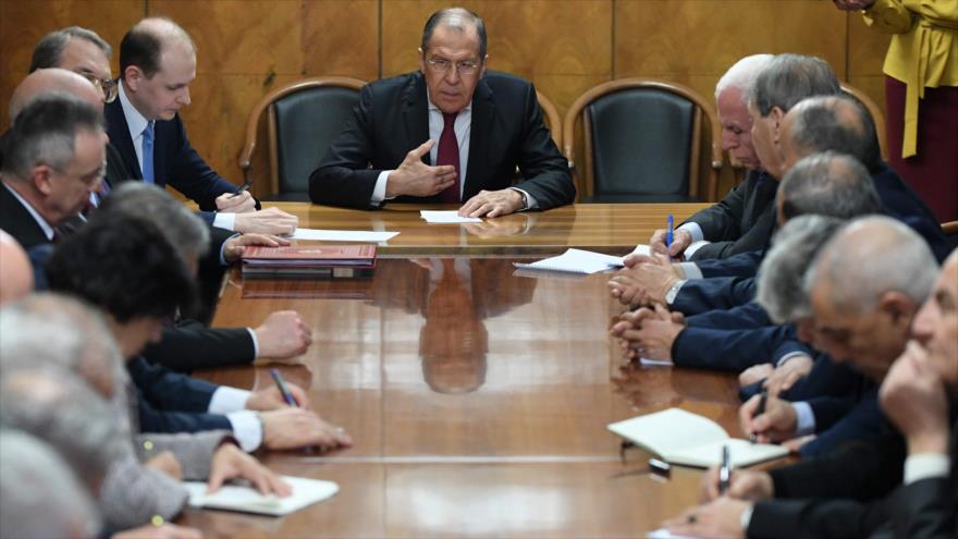 El canciller ruso, Serguéi Lavorv (centro), se reúne con representantes de las facciones palestinas en Moscú, 12 de febrero de 2019. (Foto: AFP)
