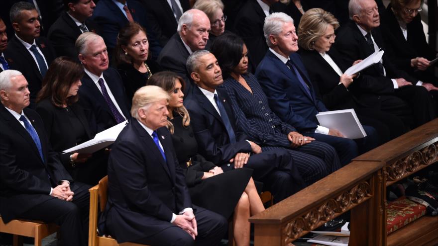 El presidente de EE.UU., Donald Trump, y la exsecretaria de Estado Hillary Clinton participan en una ceremonia, 5 de diciembre de 2018. (Foto: AFP)