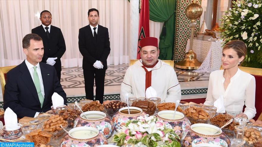 El rey de Marruecos, Mohamed VI, (C) recibe a los reyes de España Felipe VI y Doña Letizia, Rabat, 13 de febrero de 2019.