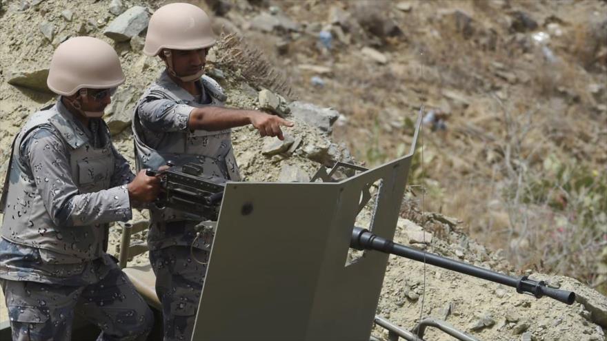 Soldados saudíes durante una patrulla en la frontera saudí-yemení, en el suroeste de Arabia Saudí.