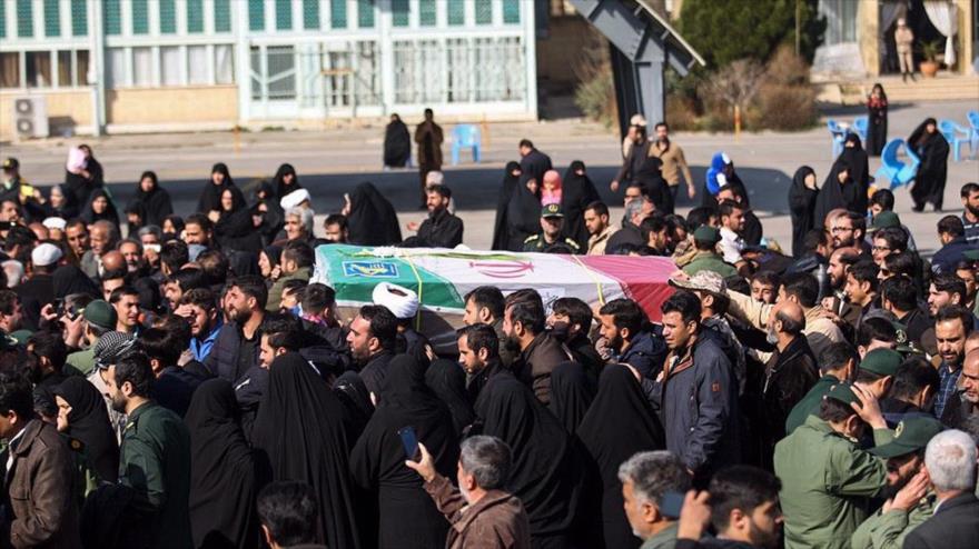 Los iraníes llevan los cuerpos de uno de los mártires del ataque terrorista en el sureste del país, Isfahán, 14 de febrero de 2018. (Foto: Fars)