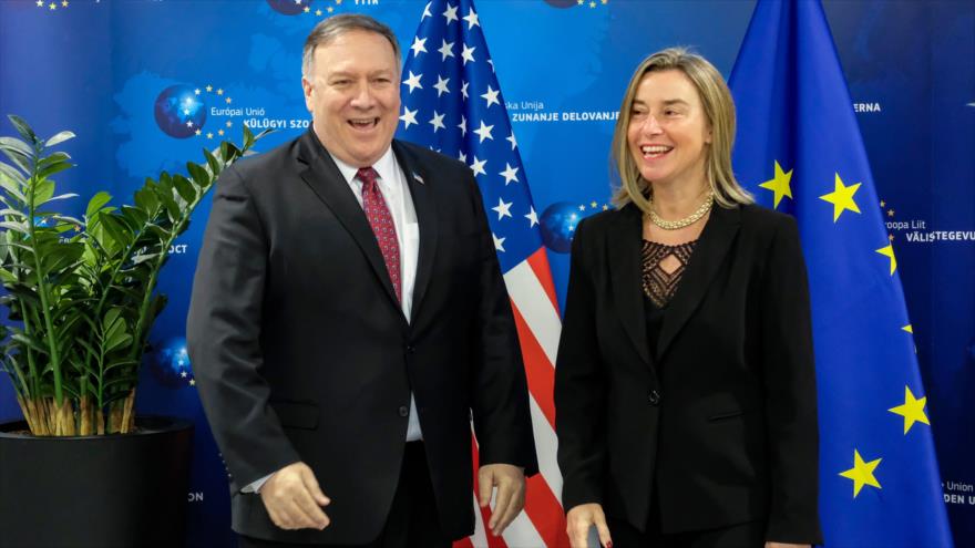 Jefe de la diplomacia europea, Federica Mogherini (dcha.) y secretario de Estado de EE.UU., Mike Pompeo, Bruselas (Belgica),15 de febrero de 2018. (Foto: AFP)