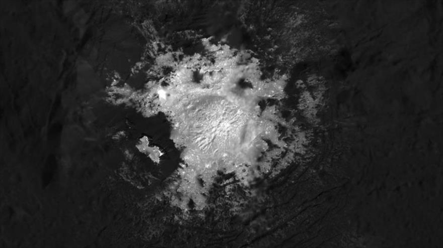 El punto brillante Cerealia Facula dentro del cráter Occator en el planeta enano Ceres observado desde una altitud de 34 kilómetros. (Foto: NASA)