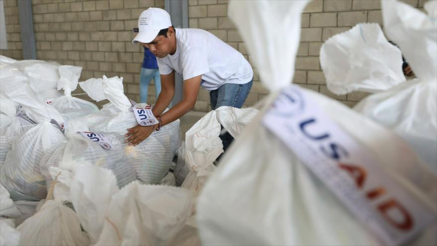 Un voluntario ayuda en el intento de hacer llegar la “ayuda humanitaria” a los venezolanos, febrero de 2019. (Foto: AP)