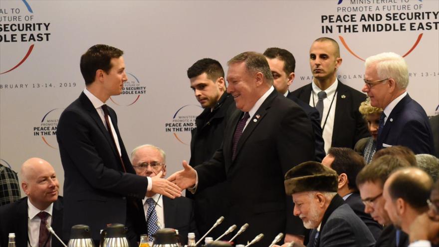 El secretario de Estado de EE.UU., Mike Pompeo (centro a la dcha.), en una cumbre de Varsovia, en Polonia, 14 de febrero de 2019. (Foto: AFP)