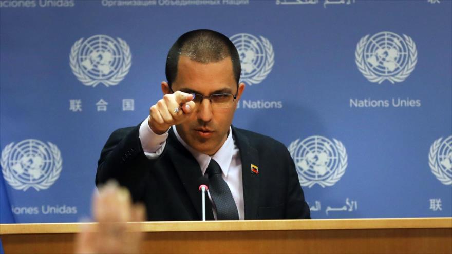 El canciller venezolano, Jorge Arreaza, habla con la prensa en la ONU, 12 de febrero de 2019. (Foto: AFP)