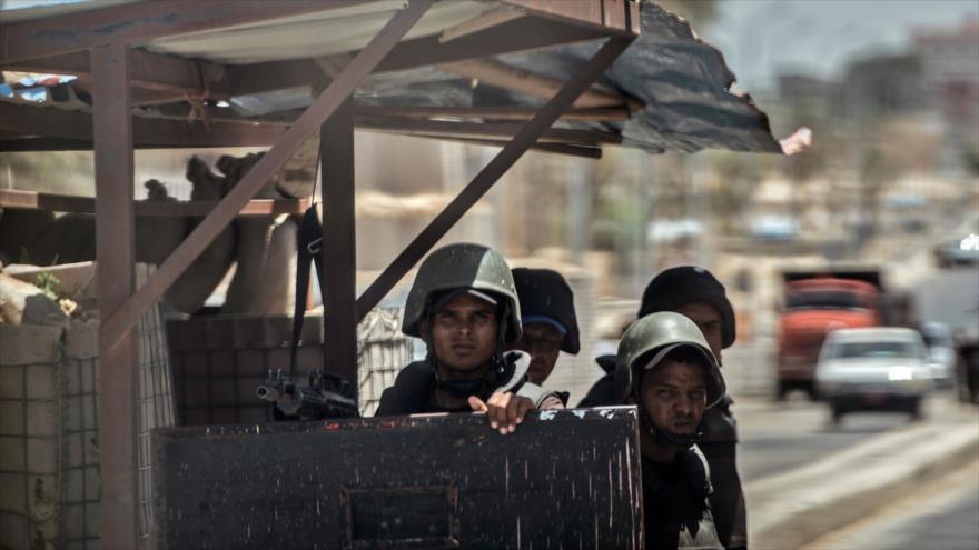 Policías egipcios vigilan un puesto de control en Al-Arish, en el norte del Sinaí, 27 de julio de 2018. (Foto: AFP)