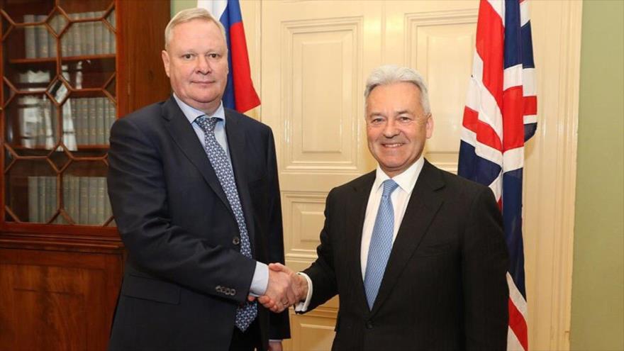 El secretario de Estado para Europa británico, Alan Duncan, y el vicecanciller ruso, Vladimir Titov.