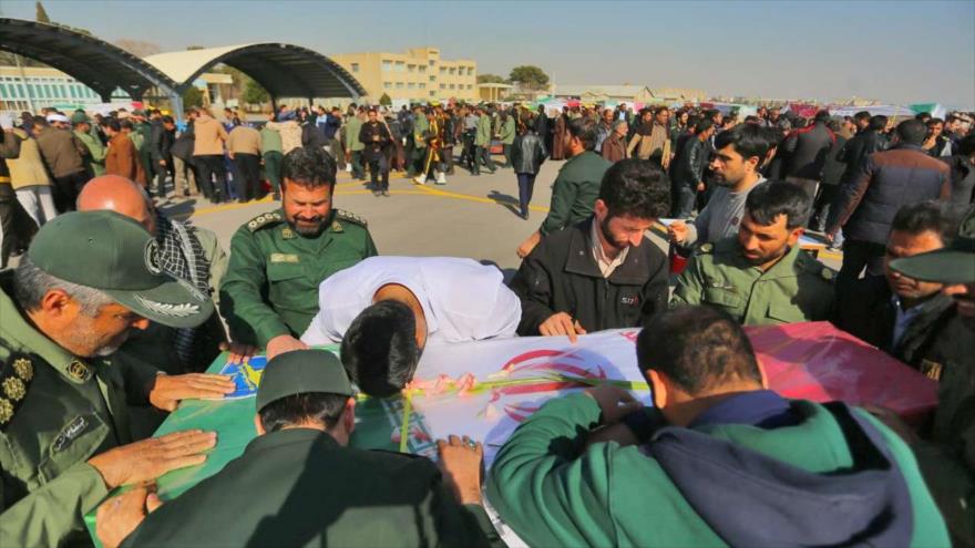 Llegan los cadáveres de las víctimas del atentado terrorista en Sistán y Baluchistán a Isfahán, 14 de febrero de 2019. (Foto: IRNA)