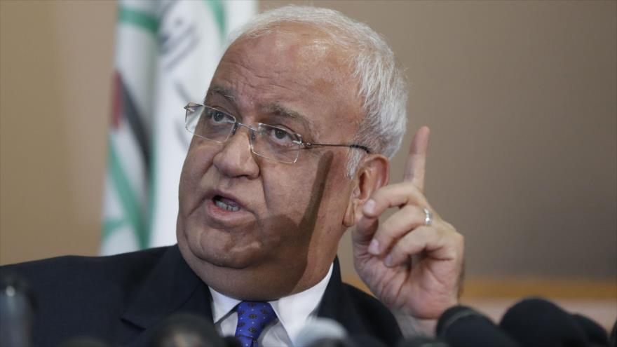 El secretario general de OLP, Saeb Erekat, habla con la prensa en Ramalá, en la ocupada Cisjordania, 11 de septiembre de 2018. (Foto: AFP)