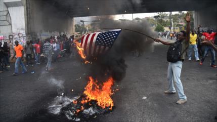 Haitianos corean ‘¡Viva Putin!’ y queman bandera de EEUU
