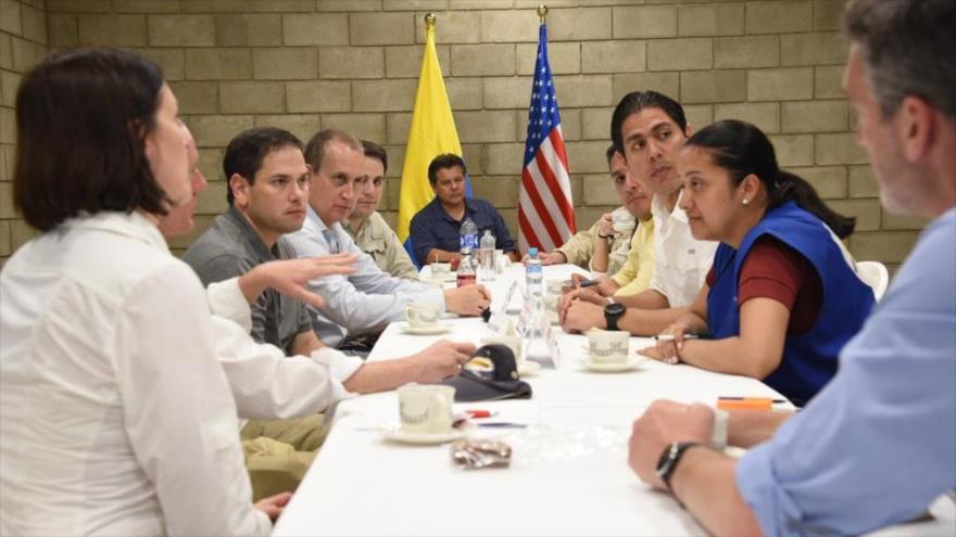 El senador estadounidense Marco Rubio reunido con opositores venezolanos en Colombia. 17 de febrero de 2019.