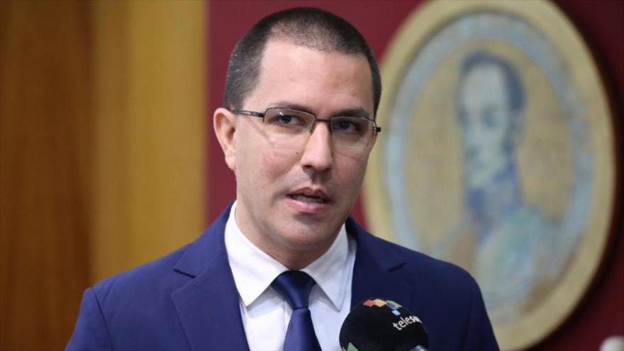 El canciller venezolano, Jorge Arreaza, da una entrevista a la cadena local Telesur, 16 de febrero de 2019.