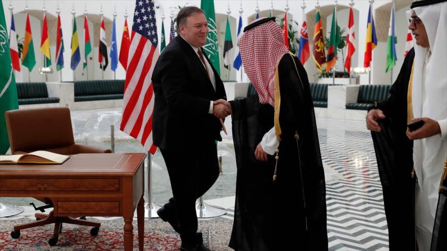 El secretario de Estado de EE.UU., Mike Pompeo, se reúne con el ministro saudí del Estado para Asuntos Exteriores, Adel al-Yubeir, 18 de octubre de 2018.