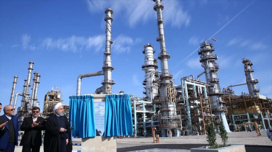 El presidente iraní, Hasan Rohani (dcha.), inaugura la tercera fase de la refinería Estrella del Golfo Pérsico, 18 de febrero de 2019. (Foto: IRNA)