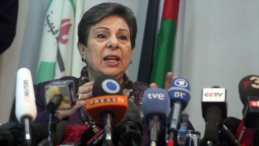 Hanan Ashrawi, miembro del comité ejecutivo de la Organización para la Liberación de Palestina (OLP), habla en una rueda de prensa.