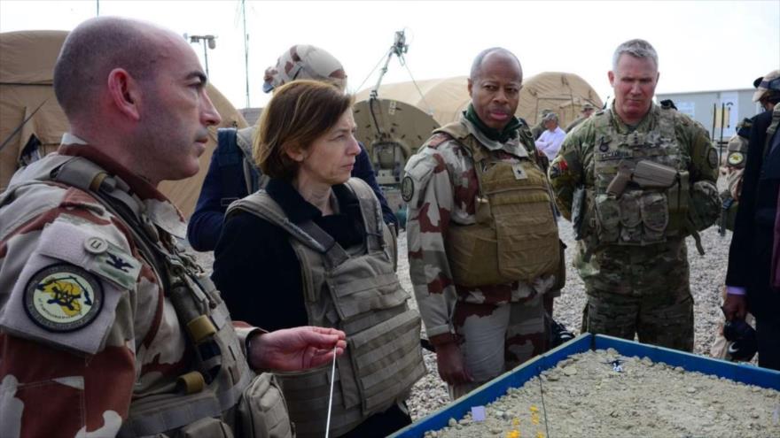 El coronel Francois-Regis Legrier (izda.) habla en una base militar francesa, en el oeste de Irak, 9 de febrero de 2019. (Foto: AFP)