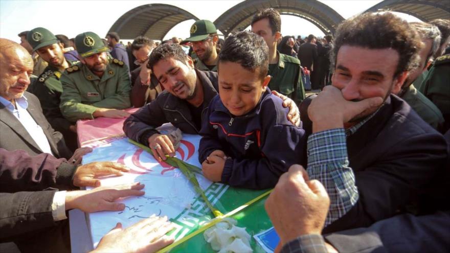 La llegada de los cadáveres de las víctimas del atentado terrorista en Sistán y Baluchistán a Isfahán, 14 de febrero de 2019. (Foto: IRNA)