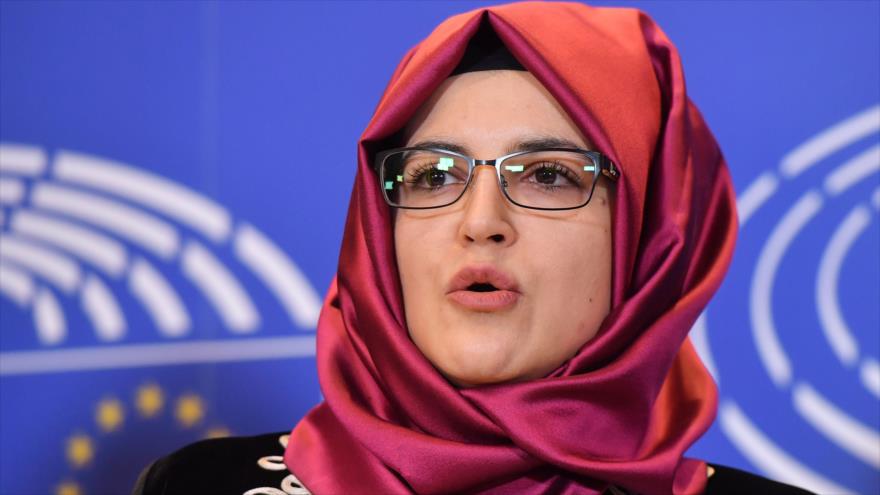 Hatice Cengiz, prometida del periodista saudí Jamal Khashoggi, habla a la prensa en la sede de la Eurocámara en Bruselas, 19 de febrero de 2019. (Foto: AFP)