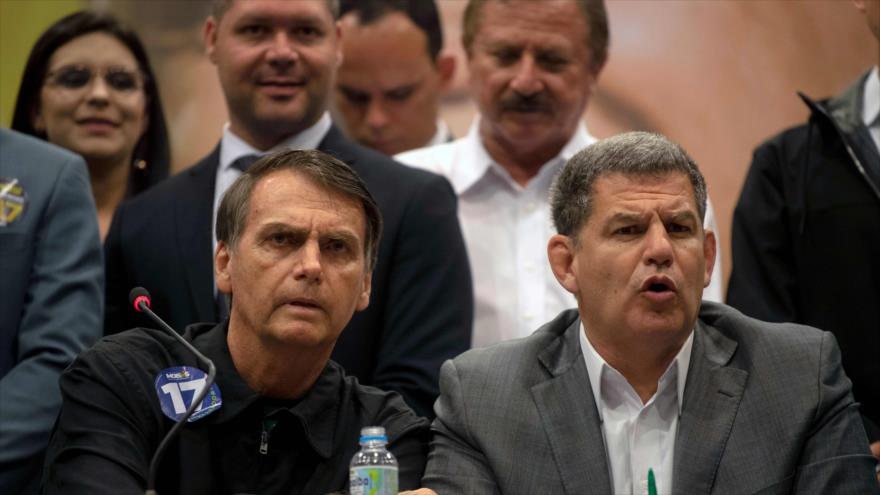 Portavoz de la Presidencia de Brasil, Ottavio Régo Barros (dcha.), y el presidente Jair Bolsonaro, Río de Janeiro, 11 de octubre de 2018. (Foto: AFP)