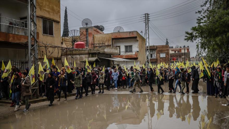 Kurdos portan banderas con la imagen de Abdulá Ocalan, líder del PKK, en la ciudad de Al-Qamishli, en noreste de Siria, 15 de febrero de 2019. (Foto: AFP)
