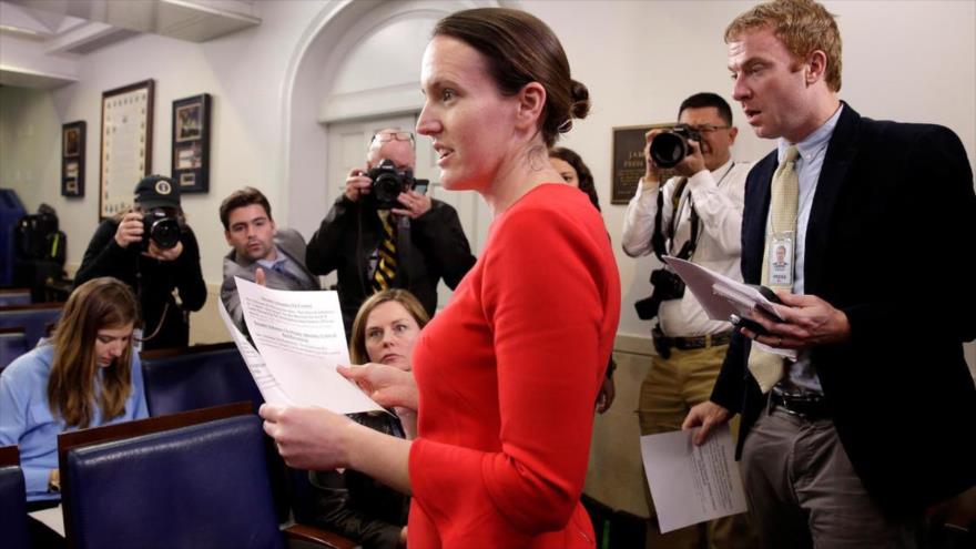 La todavía viceportavoz de la Casa Blanca Lindsay Walters atiende a los periodistas en una rueda de prensa en la sede presidencial en Washington DC.