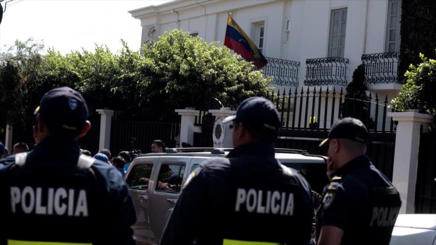 Policías frente a la embajada de Venezuela en Costa Rica, San José, 20 de febrero de 2019.
