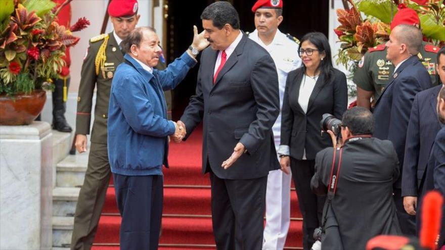El presidente de Nicaragua, Daniel Ortega (izda.), se reúne con su par venezolano, Nicolás Maduro, en Caracas, 5 de marzo de 2017. (Foto: AFP)