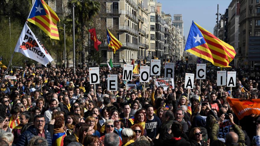 Miles protestan en Cataluña contra juicio a líderes independistas