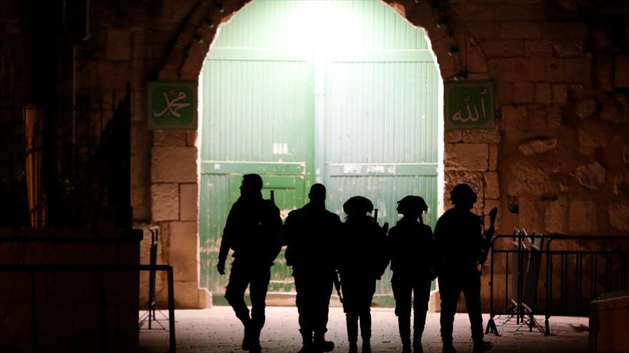 Las guardas fronterizas israelíes patrullan una entrada a la Mezquita Al-Aqsa, en la ciudad de Al-Quds, 19 de febrero de 2019. (Foto: AFP)