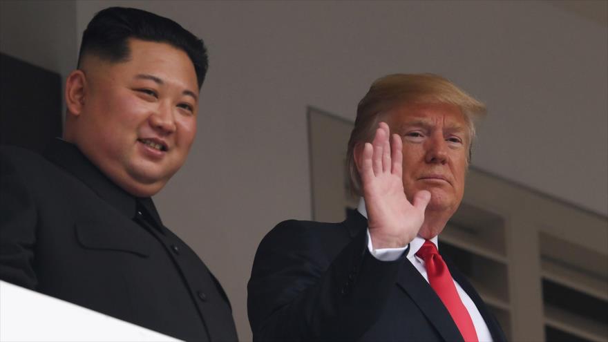 El presidente de EE.UU., Donald Trump (dcha.), y el líder de Corea del Norte, Kim Jong-un, en el Hotel Capella en Singapur, 12 de junio de 2018. (Foto: AFP)