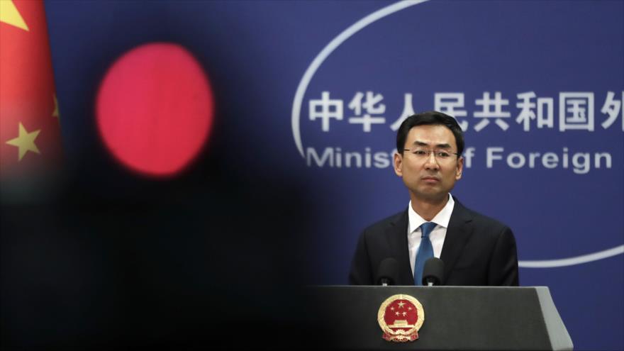 El vocero de la Cancillería china, Geng Shuang, en una rueda de prensa. (Foto: AP)