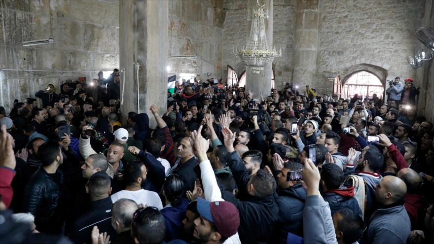 Palestinos se abren paso a zona cerrada de Al-Aqsa tras 16 años 