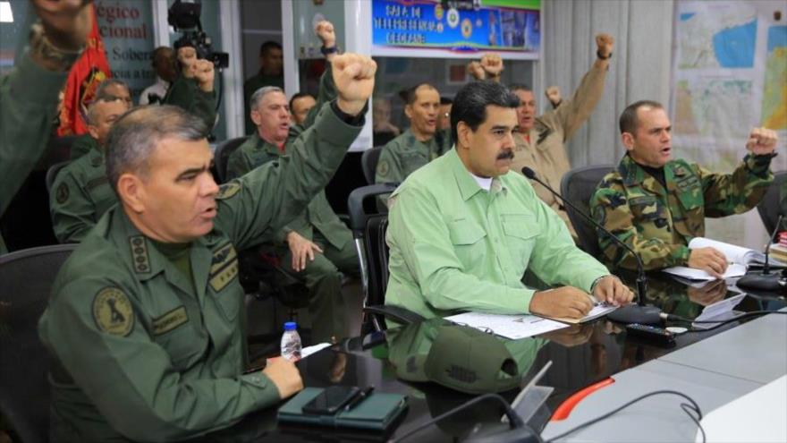 El presidente de Venezuela, Nicolás Maduro, rodeado de altos mandos militares, 21 de febrero de 2019.