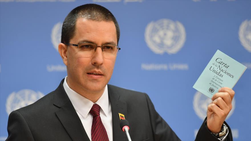 El canciller venezolano, Jorge Arreaza, con un ejemplar de la Carta de la ONU en la sede neoyorquina del organismo, 22 de febrero de 2019. (Foto: AFP)